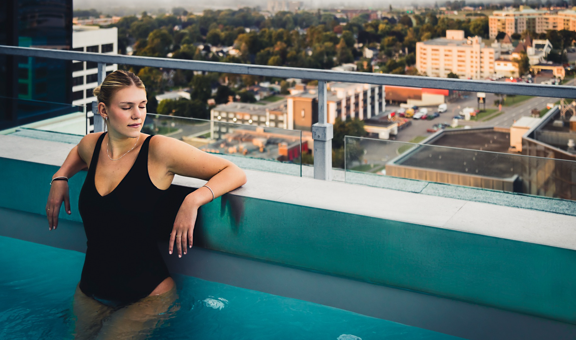 Femme dans la piscine